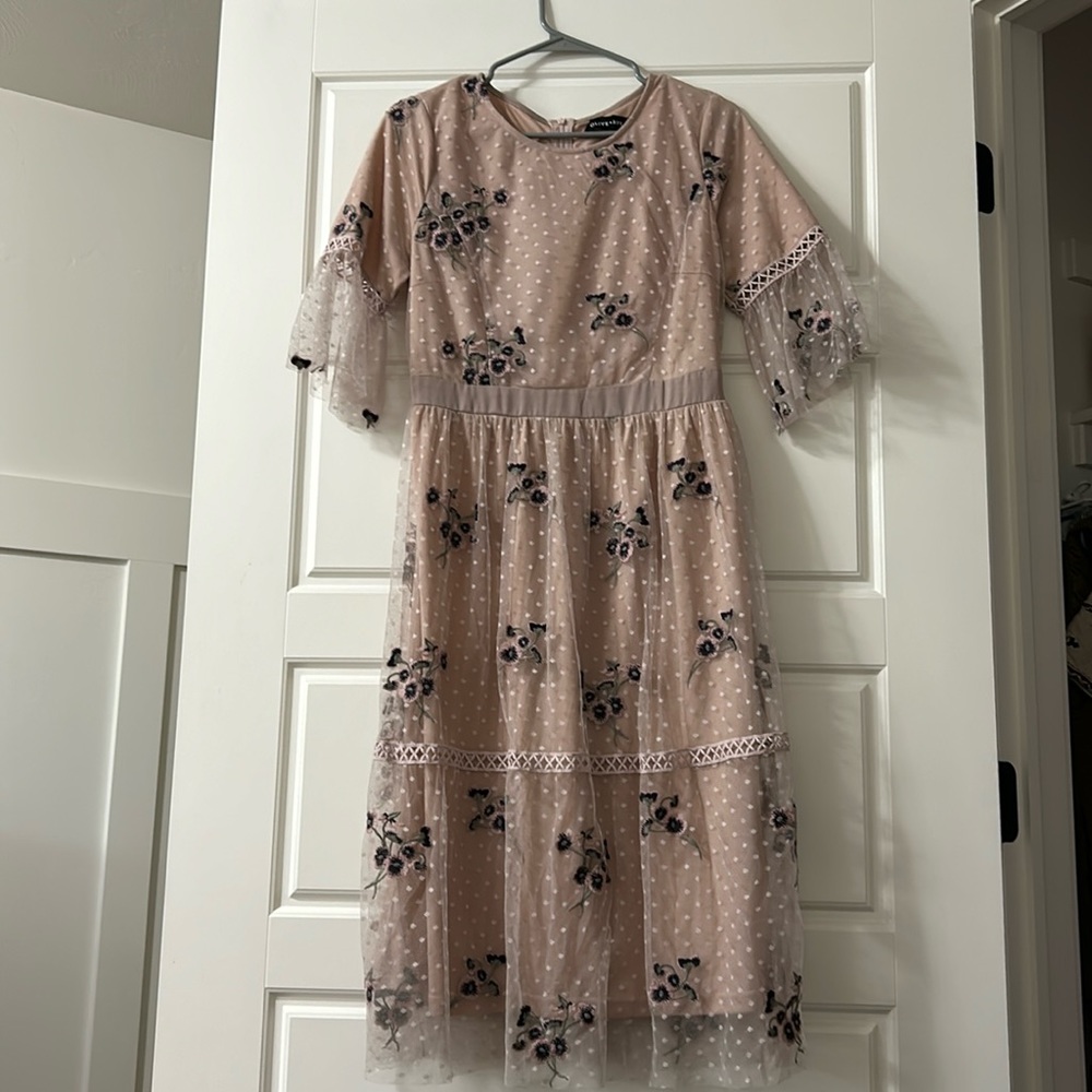 Beautiful light pink dress with embroidered flowers.